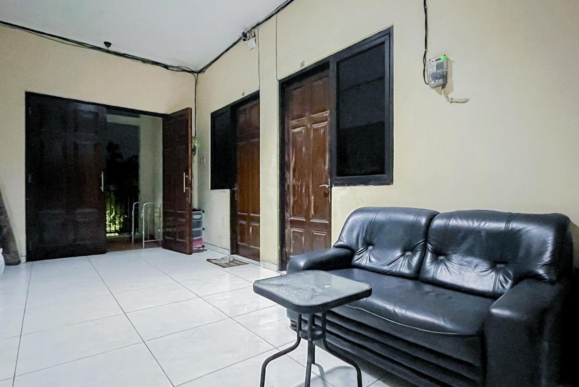 Hotel OYO 138 Graha 99 Surabaya Exterior foto