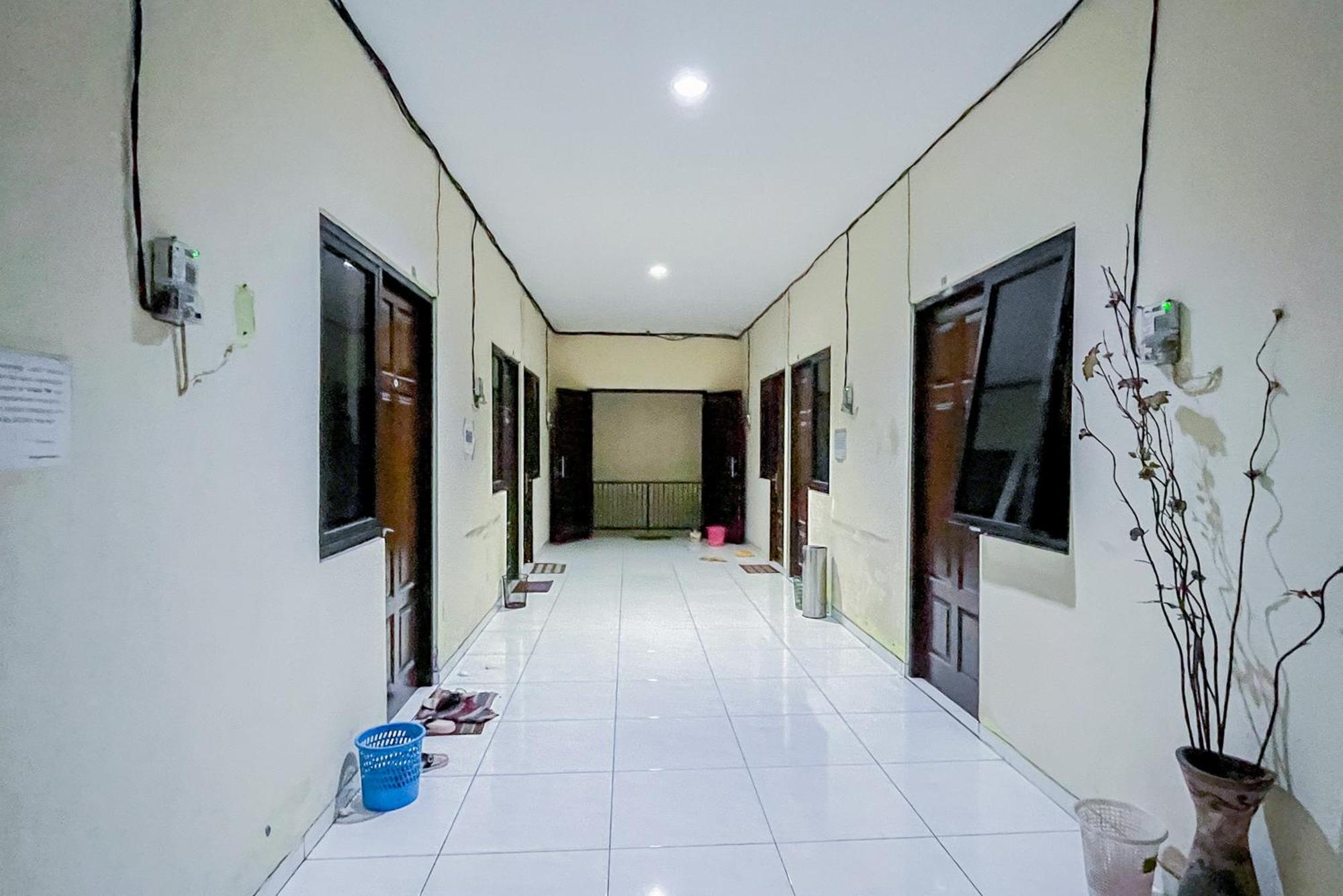 Hotel OYO 138 Graha 99 Surabaya Exterior foto